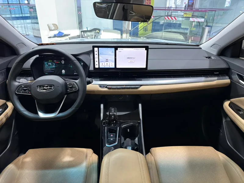Geely Emgrand L HiP 2022 1.5TD-DHT Pro 100KM Super Sabio interior foto 14
