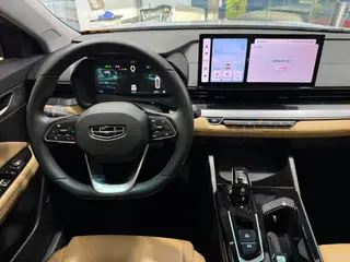 Geely Emgrand L HiP 2022 1.5TD-DHT Pro 100KM Super Sabio interior foto 15