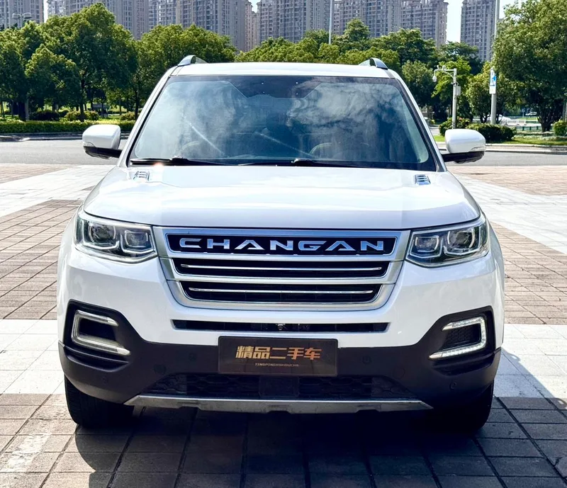 Changan CS95 2017 2.0T Versión Zhituo con tracción en dos ruedas exterior foto 2 Changan CS95 2017 2.0T Versión Zhituo con tracción en dos ruedas exterior foto 2