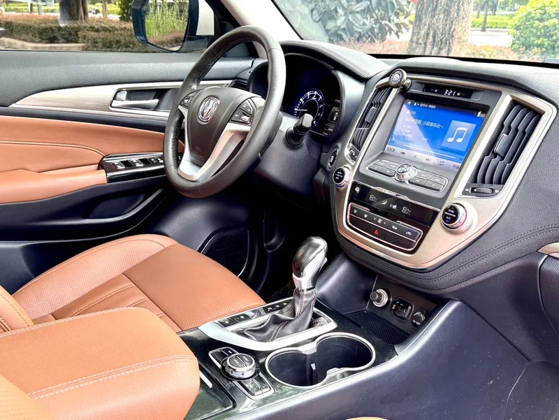 Changan CS95 2017 2.0T Versión Zhituo con tracción en dos ruedas exterior foto 6 Changan CS95 2017 2.0T Versión Zhituo con tracción en dos ruedas exterior foto 6