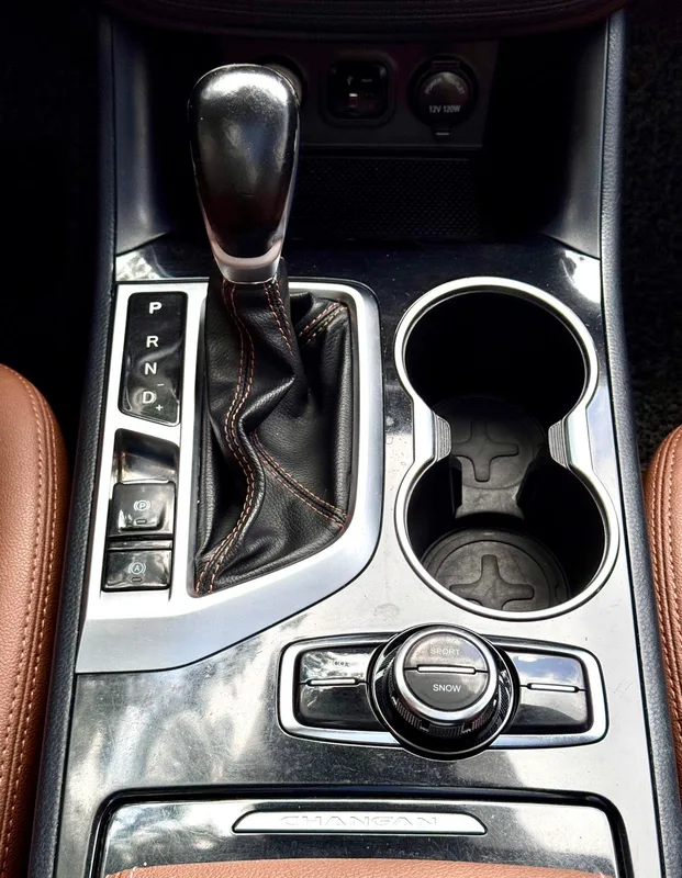 Changan CS95 2017 2.0T Versión Zhituo con tracción en dos ruedas interior foto 17 Changan CS95 2017 2.0T Versión Zhituo con tracción en dos ruedas interior foto 17