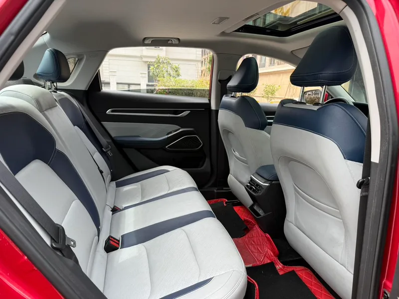 Geely Emgrand 2022 4.ª generación 1.5L CVT Modelo insignia interior foto 7 Geely Emgrand 2022 4.ª generación 1.5L CVT Modelo insignia interior foto 7