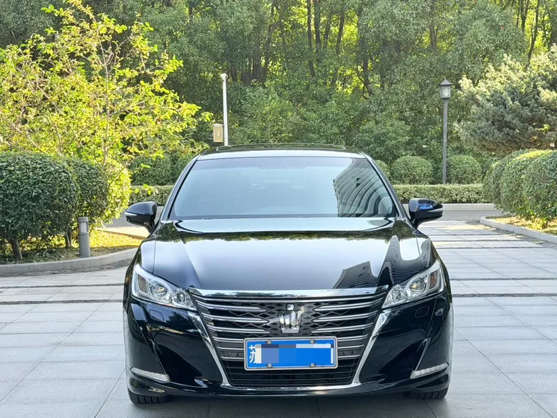 Toyota Crown 2017 2.0T Version sportive extérieur photo 2 Toyota Crown 2017 2.0T Version sportive extérieur photo 2