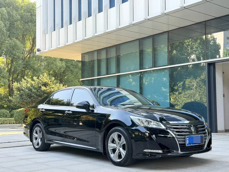 Toyota Crown 2017 2.0T Version sportive extérieur photo 3 Toyota Crown 2017 2.0T Version sportive extérieur photo 3