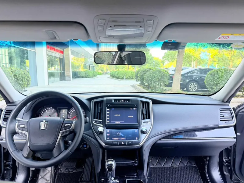 Toyota Crown 2017 2.0T Version sportive intérieur photo 13 Toyota Crown 2017 2.0T Version sportive intérieur photo 13