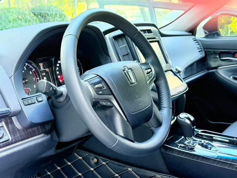 Toyota Crown 2017 2.0T Version sportive intérieur photo 15 Toyota Crown 2017 2.0T Version sportive intérieur photo 15