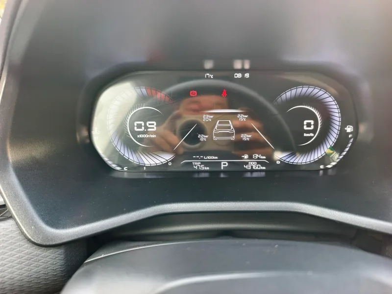 Geely Emgrand 2023 4.ª generación Edición campeona 1.5L CVT De lujo interior foto 15 Geely Emgrand 2023 4.ª generación Edición campeona 1.5L CVT De lujo interior foto 15