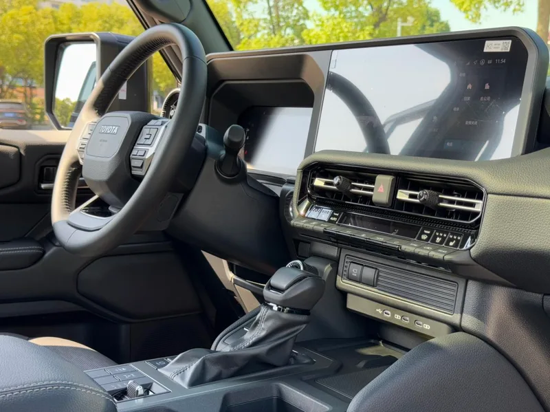 Toyota Prado 2026 2.4T Dual Power All-powerful TX version 5 seat interior photo 13 Toyota Prado 2026 2.4T Dual Power All-powerful TX version 5 seat interior photo 13