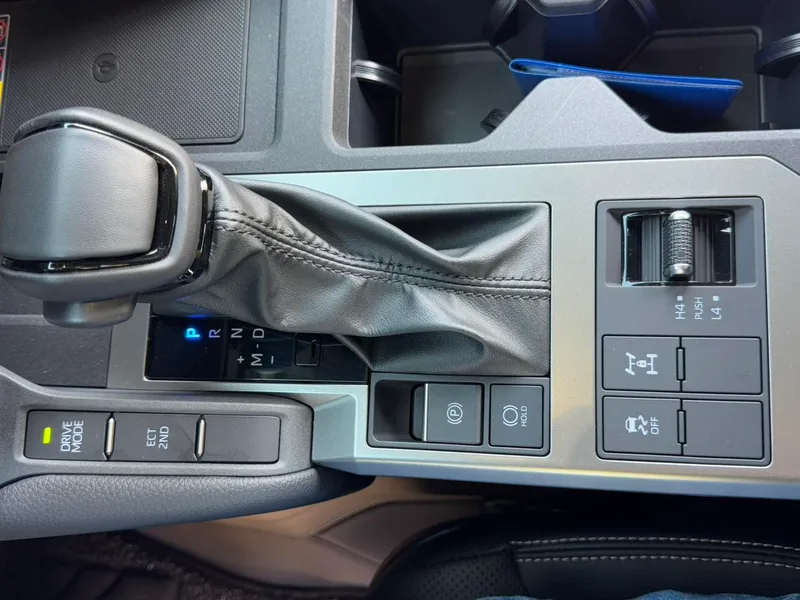 Toyota Prado 2026 2.4T Dual Power All-powerful TX version 5 seat interior photo 18 Toyota Prado 2026 2.4T Dual Power All-powerful TX version 5 seat interior photo 18