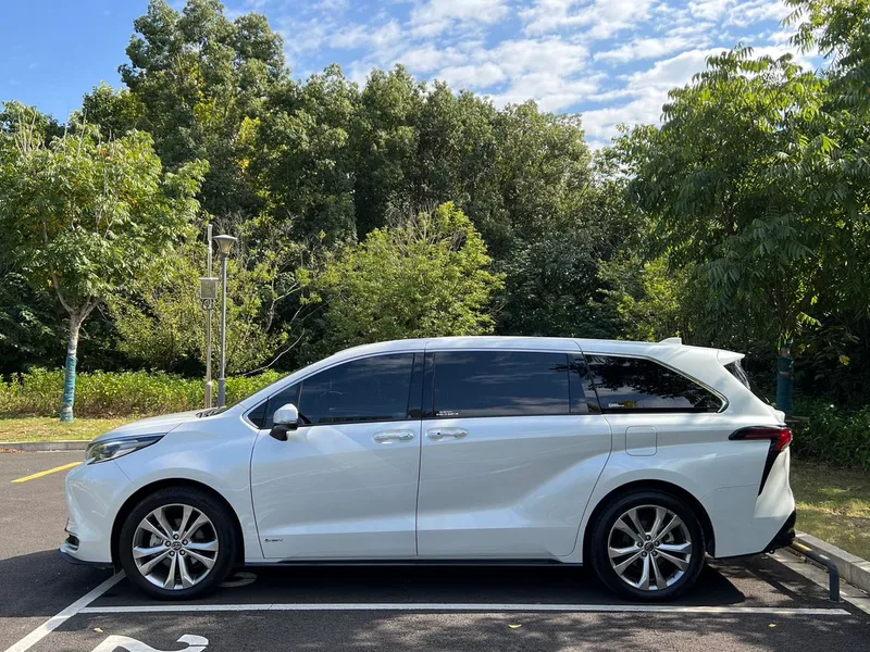 Toyota Sienna 2024 Double moteur 2.5L Version de luxe extérieur photo 4 Toyota Sienna 2024 Double moteur 2.5L Version de luxe extérieur photo 4