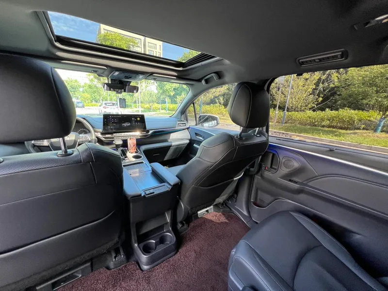 Toyota Sienna 2024 Double moteur 2.5L Version de luxe intérieur photo 11 Toyota Sienna 2024 Double moteur 2.5L Version de luxe intérieur photo 11