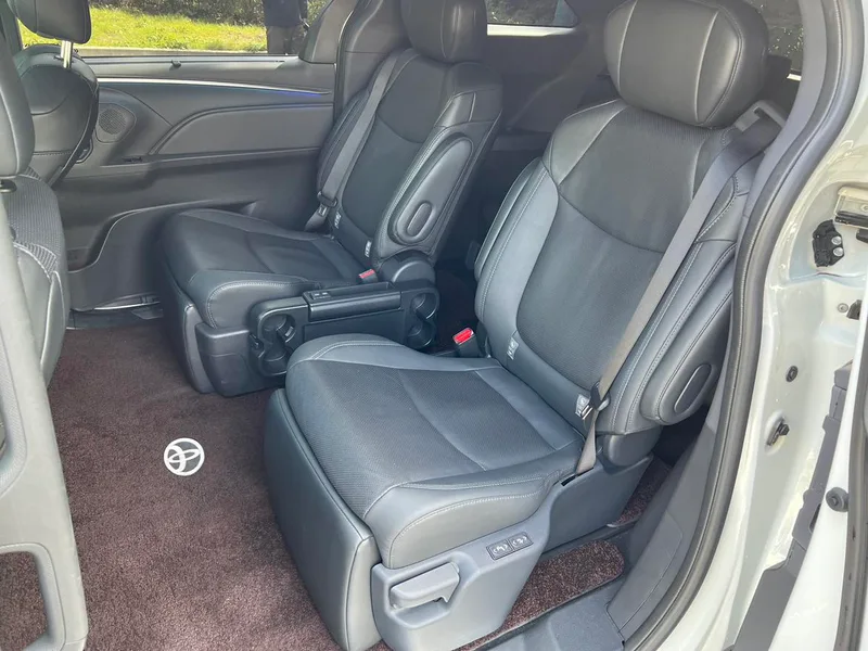 Toyota Sienna 2024 Double moteur 2.5L Version de luxe intérieur photo 12 Toyota Sienna 2024 Double moteur 2.5L Version de luxe intérieur photo 12