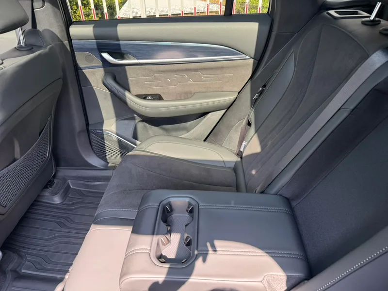 Geely Monjaro 2024 2.0TD High-power automatic two-wheel drive skyline version interior photo 13 Geely Monjaro 2024 2.0TD High-power automatic two-wheel drive skyline version interior photo 13
