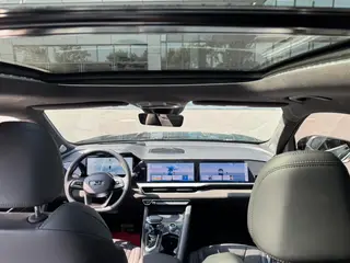Geely Monjaro 2024 2.0TD High-power automatic two-wheel drive skyline version interior photo 14 Geely Monjaro 2024 2.0TD High-power automatic two-wheel drive skyline version interior photo 14