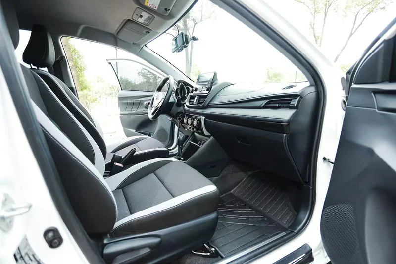 Toyota Yaris L 2021 1.5L CVT Version leader intérieur photo 6