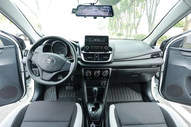 Toyota Yaris L 2021 1.5L CVT Version leader intérieur photo 7