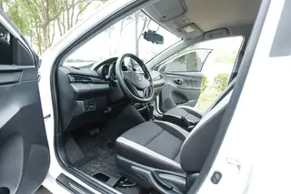 Toyota Yaris L 2021 1.5L CVT Version leader intérieur photo 9