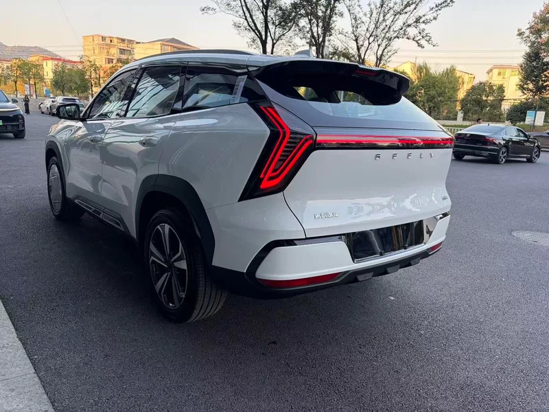 Geely Boyue L 2025 Cuarta generación 1.5TD DCT Río de montaña exterior foto 7 Geely Boyue L 2025 Cuarta generación 1.5TD DCT Río de montaña exterior foto 7