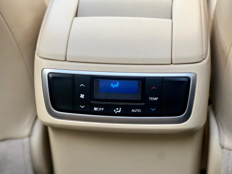 Toyota Highlander 2015 2.0T Edición de lujo con tracción en las cuatro ruedas 7 Asiento interior foto 12 Toyota Highlander 2015 2.0T Edición de lujo con tracción en las cuatro ruedas 7 Asiento interior foto 12