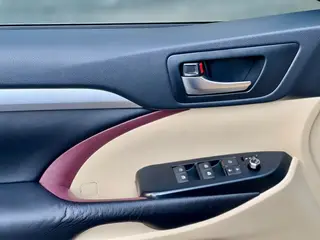 Toyota Highlander 2015 2.0T Edición de lujo con tracción en las cuatro ruedas 7 Asiento interior foto 19 Toyota Highlander 2015 2.0T Edición de lujo con tracción en las cuatro ruedas 7 Asiento interior foto 19