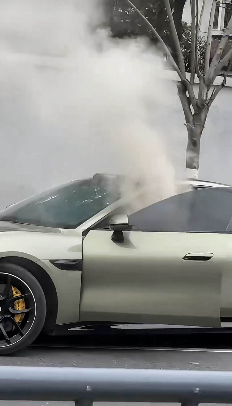 A Xiaomi SU7 catches fire in Hefei, burns to a shell with no casualties - accompanying image