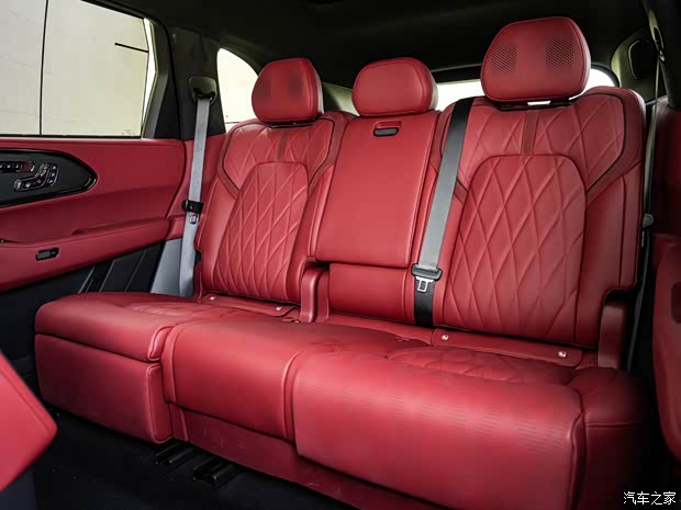 **Интерьер: Акцент на роскошь, задний ряд предлагает 5D-кинотеатр изображение**