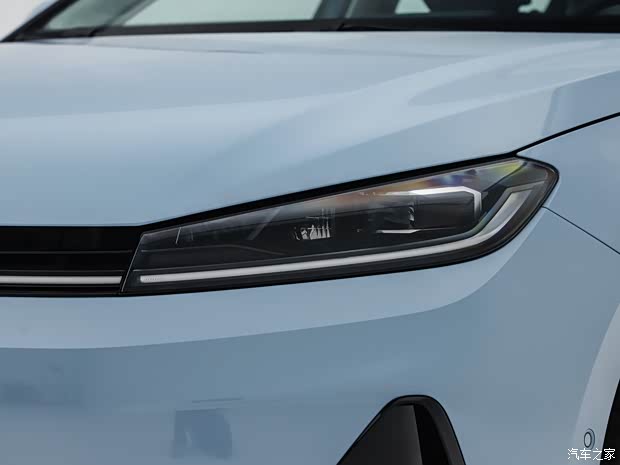 Exterior: Continues Family Styling, Smaller Dimensions than Sagitar L