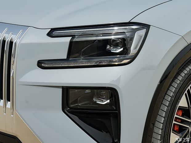 **Экстерьер: Уникальный дизайн с элементами для спортивных моделей изображение**