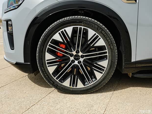 **Экстерьер: Уникальный дизайн с элементами для спортивных моделей изображение**