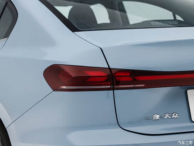 Exterior: Continues Family Styling, Smaller Dimensions than Sagitar L