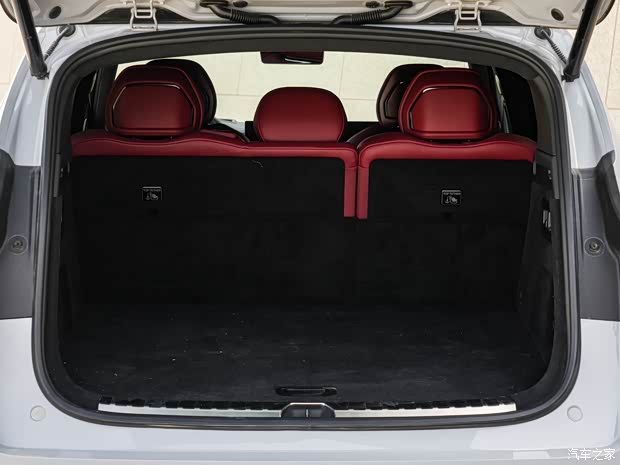 **Интерьер: Акцент на роскошь, задний ряд предлагает 5D-кинотеатр изображение**