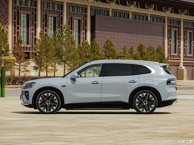 **Экстерьер: Уникальный дизайн с элементами для спортивных моделей изображение**