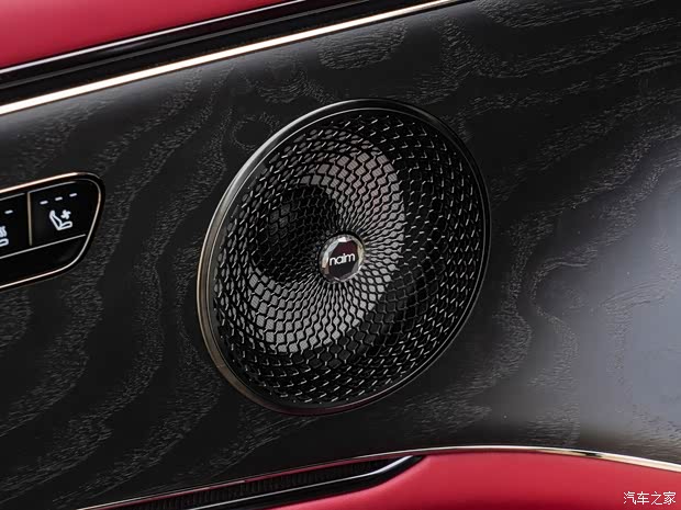 **Интерьер: Акцент на роскошь, задний ряд предлагает 5D-кинотеатр изображение**