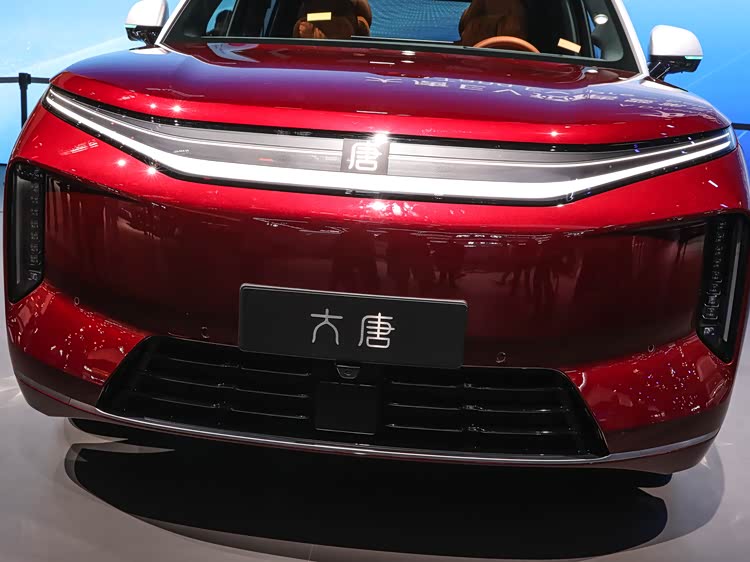 Coup de maître au Salon de Pékin ! Le BYD Tang EV est pré-vendu à partir de 36 765 $, avec une autonomie de 950 km et 7 places spacieuses - Image