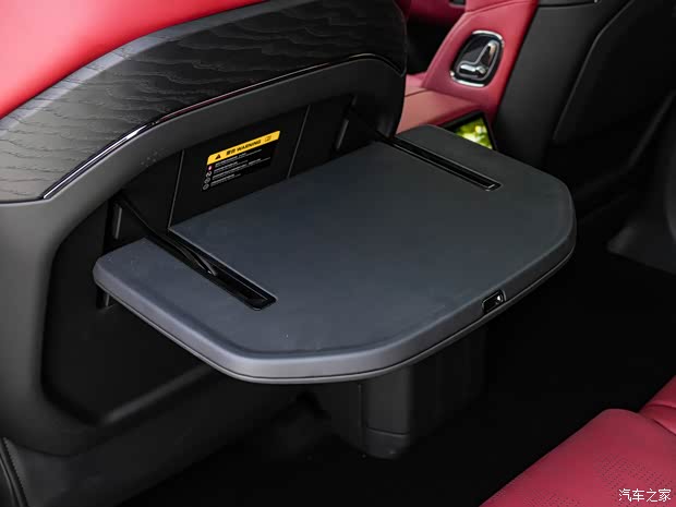 **Интерьер: Акцент на роскошь, задний ряд предлагает 5D-кинотеатр изображение**