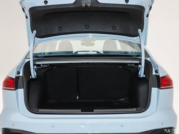 Interior: New Minimalist Style, Smart Interaction Onboard