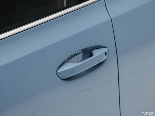 Exterior: Continues Family Styling, Smaller Dimensions than Sagitar L