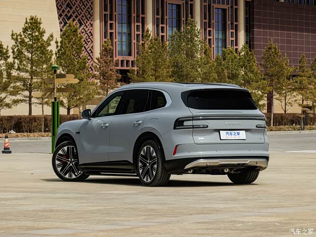 **Экстерьер: Уникальный дизайн с элементами для спортивных моделей изображение**