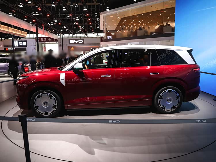 Coup de maître au Salon de Pékin ! Le BYD Tang EV est pré-vendu à partir de 36 765 $, avec une autonomie de 950 km et 7 places spacieuses - Image