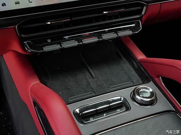 **Интерьер: Акцент на роскошь, задний ряд предлагает 5D-кинотеатр изображение**