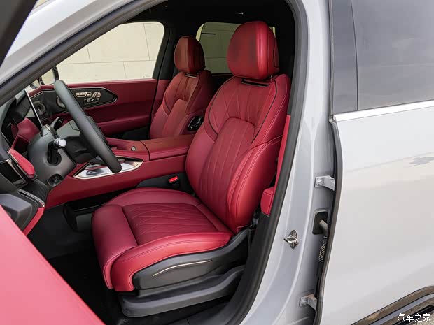 **Интерьер: Акцент на роскошь, задний ряд предлагает 5D-кинотеатр изображение**