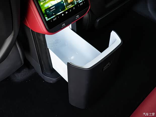 **Интерьер: Акцент на роскошь, задний ряд предлагает 5D-кинотеатр изображение**