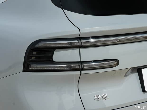 **Экстерьер: Уникальный дизайн с элементами для спортивных моделей изображение**