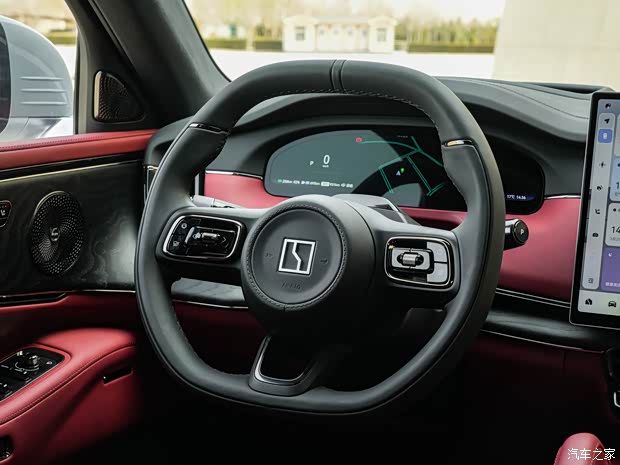 **Интерьер: Акцент на роскошь, задний ряд предлагает 5D-кинотеатр изображение**