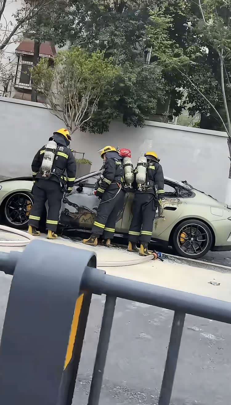November 2025, Changzhou: A car owner carried an unsecured lithium battery in the vehicle, which short-circuited and caused a fire. Image