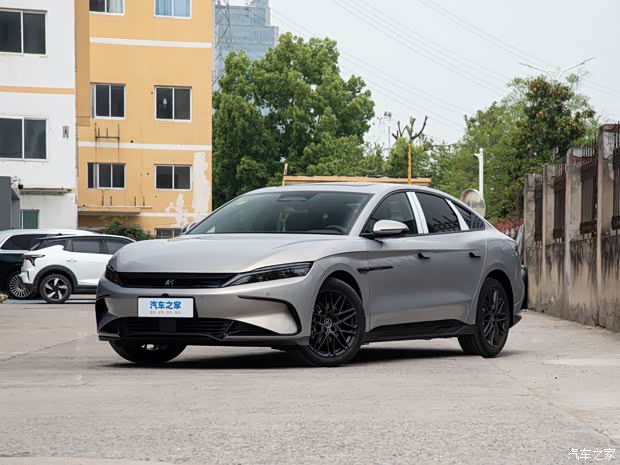 BYD Han EV Flash Charge Edition desde $26,441, con motor de 240 kW y batería Blade de segunda generación. Imagen adjunta.