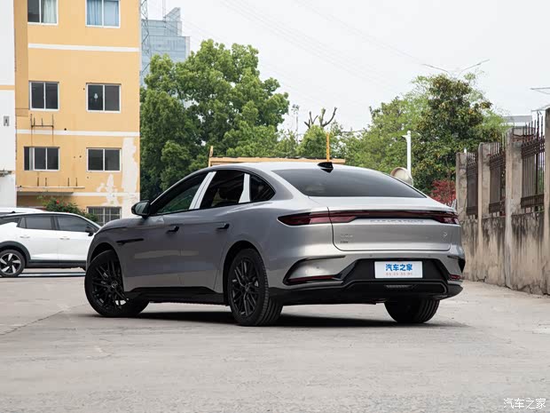 BYD Han EV Flash Charge Edition desde $26,441, con motor de 240 kW y batería Blade de segunda generación. Imagen adjunta.